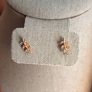 NWOT Goldtone Pierced‎ Stud Earrings Bling Leaves 1/2"